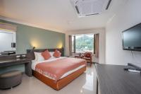 I Pavilion Hotel Phuketにあるテレビまたはエンターテインメントセンター
