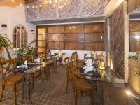 un ristorante con tavoli e sedie in una stanza di Heritage Boutique by Seven Angels a Kandy