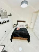 Postel nebo postele na pokoji v ubytování Milos City Center Apt. 32