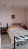 Posteľ alebo postele v izbe v ubytovaní Akrata Rose Garden Apartments I