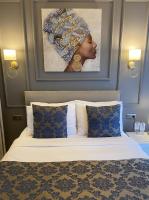 Postel nebo postele na pokoji v ubytování 12 rooms hotel