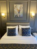 Postel nebo postele na pokoji v ubytování 12 rooms hotel