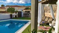 Bazén v ubytování Lovely 4-Bed Villa with ocean views in Sueno Azul nebo v jeho okolí