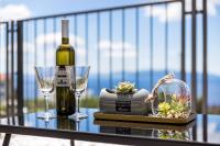 Nápoje v ubytovaní Seaview apartment „Megan“ with sunny terrace