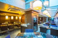 una sala da pranzo con tavoli e sedie in un ristorante di Avantgarde Urban Levent a Istanbul