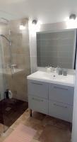y baño con lavabo blanco y ducha. en Chambre cosy, en Arles