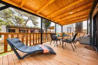 Balkón alebo terasa v ubytovaní Glamping and Mobile Homes Lavanda - Holiday Centre Bi VIllage