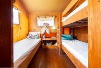 Posteľ alebo postele v izbe v ubytovaní Glamping and Mobile Homes Lavanda - Holiday Centre Bi VIllage