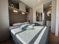 Postel nebo postele na pokoji v ubytování Mobile Homes Relax Park Umag
