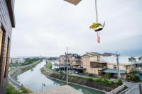 a bird hanging from a string over a river at 巴黎Villa C館 in Luodong