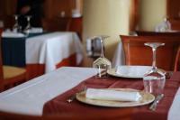 ラレードにあるHotel Cosmopolのテーブル(2皿、ワイングラス付)