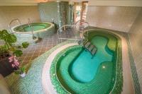 Bazén v ubytování Wellness Hotel Kager Harkány nebo v jeho okolí