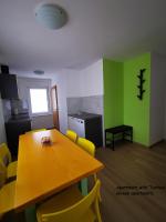 Kuchyň nebo kuchyňský kout v ubytování Apartment and room Anica