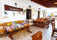 诺瓦利娅Villa Palčić的有桌椅的餐厅，上面摆着食物