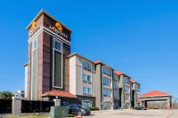 Un edificio con un cartel en la parte superior. en La Quinta Inn &amp; Suites by Wyndham Fort Worth Arlington West, en Arlington