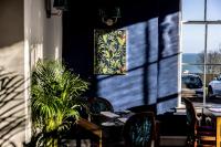 Un comedor con mesa y sillas y una ventana. en Marshall Meadows Manor House, en Berwick-Upon-Tweed