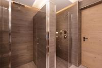A bathroom at Apartments Pragser Wildsee Winklwiese