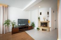 Televízia a/alebo spoločenská miestnosť v ubytovaní Apartamenty zaSzczyty
