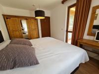 Postel nebo postele na pokoji v ubytování Pirin Golf Apartment HOME with private garden