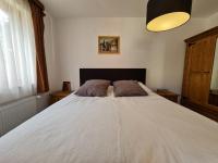 Postel nebo postele na pokoji v ubytování Pirin Golf Apartment HOME with private garden