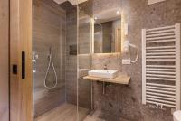 A bathroom at Apartments Pragser Wildsee Winklwiese
