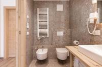 A bathroom at Apartments Pragser Wildsee Winklwiese