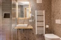 A bathroom at Apartments Pragser Wildsee Winklwiese