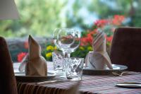 uma mesa com dois pratos e um copo de vinho em Le Chamois d'Or em Cordon