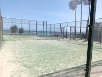 Tenis alebo squash v ubytovaní Apartamento en urb primera linea de playa alebo jeho okolí