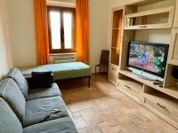 Telewizja i/lub zestaw kina domowego w obiekcie Appartamento TERRACOTTA nel Podere Gretano