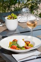 Jídlo v hotelu nebo okolí