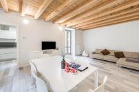 Televízia a/alebo spoločenská miestnosť v ubytovaní Il Golfo Apartments Duplex