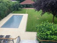 Bazén v ubytovaní 5 bedroom villa very close to Balaton alebo v jeho blízkosti