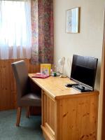 Televízia a/alebo spoločenská miestnosť v ubytovaní Landhotel Moorhof
