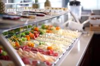 伊斯坦布尔Mosaic Hotel Old City -Special Category的提供多种食物的自助餐线