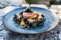 Domaine Rabiega - Vineyard and Boutique hotel في دراجوينا: طبق من الطعام الأزرق على طاولة