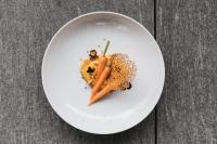 Un plato blanco con comida sobre una mesa. en Hotel Rudolf, en Brunico