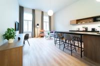 Una cocina y una sala de estar con mesa y sillas. en Karl BY ZEITRAUM, en Praga