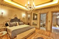 Postel nebo postele na pokoji v ubytování REAL KiNG SUiTE HOTEL