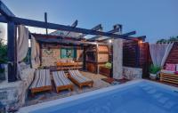 Bazén v ubytování Stone villa Pietra with pool nebo v jeho okolí