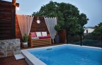 Bazén v ubytování Stone villa Pietra with pool nebo v jeho okolí