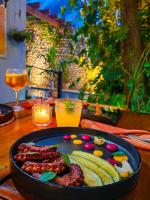 Jídlo v hotelu nebo okolí