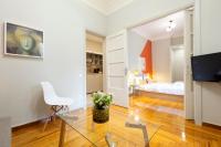 Televízia a/alebo spoločenská miestnosť v ubytovaní Acropolis Apartments