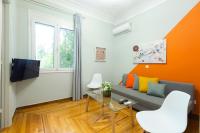 Televízia a/alebo spoločenská miestnosť v ubytovaní Acropolis Apartments