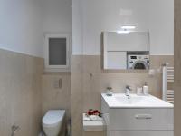 Kúpeľňa v ubytovaní Newly Renovated Apartment in the Heart of Athens