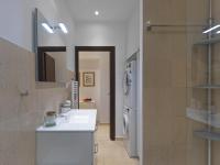 Kúpeľňa v ubytovaní Newly Renovated Apartment in the Heart of Athens
