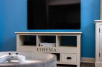 Een TV en/of entertainmentcenter bij Studio de charme (4 personnes) Le r&ecirc;ve bleu tout confort &agrave; Saint Georges de Didonne
