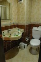 A bathroom at CASTLE PARK HOTEL