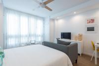 TV a/nebo společenská místnost v ubytování HomeForGuest Moderno Estudio junto a Las Canteras