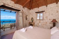 Posteľ alebo postele v izbe v ubytovaní Strofilia Authentic Villas